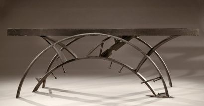 Jean TINGUELY (1925-1991) Exceptionnelle sculpture formant bureau à plateau rectangulaire...