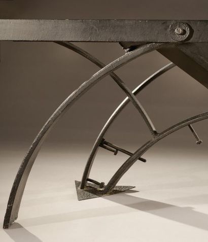 Jean TINGUELY (1925-1991) Exceptionnelle sculpture formant bureau à plateau rectangulaire...