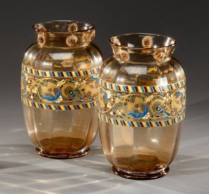 AUGUSTE JEAN (né en 1830) Paire de vases à panse ovoïde et col évasé en verre teinté...