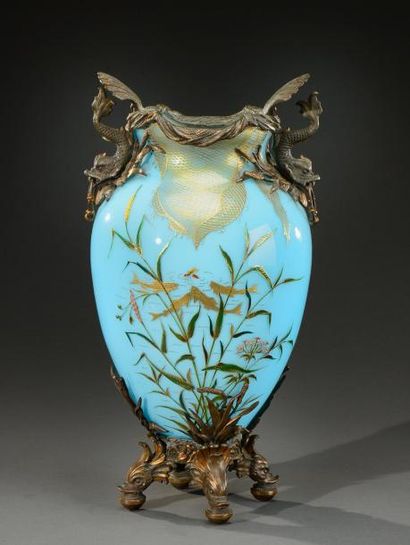 TRAVAIL FRANÇAIS 1900 Vase de forme ovoïde à col étranglé en opaline bleue à décor...