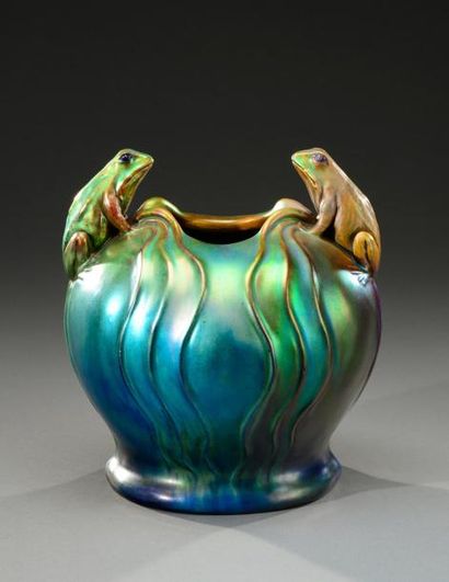 VILMOS ZSOLNAY (1828-1900) Vase boule sur talon circulaire en céramique émaillée...