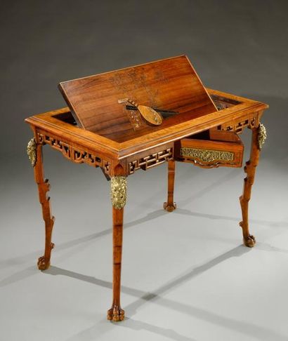 Gabriel VIARDOT (1830-1906) Table à jeu en chêne teinté et bois exotique à plateau...