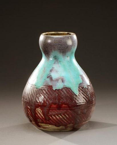 Paul JEANNENEY (1861-1920) Vase à panse ovoïde et col bulbeux en grès émaillé à décor...