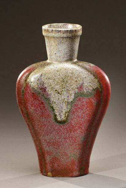 ÉMILE DECOEUR (1876-1953) Vase à panse renflée en méplat et col droit cylindrique...