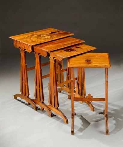 Émile GALLÉ (1846-1904) Suite de quatre tables gigognes en noyer à plateaux rectangulaires...