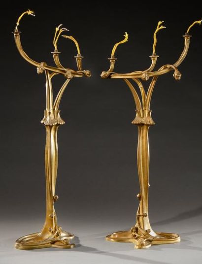 Louis MAJORELLE (1859-1926) Paire de lampes flambeaux modèle «Magnolia» en bronze...