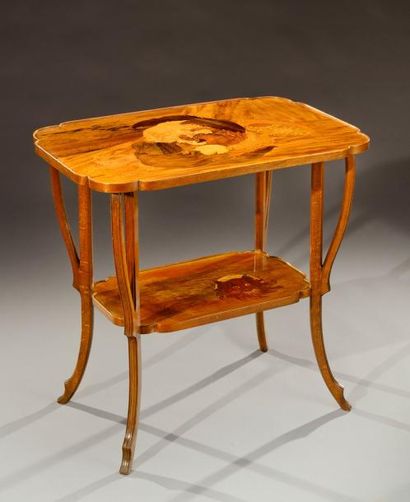 Émile GALLÉ (1846-1904) Table à thé en hêtre teinté et noyer présentant deux plateaux...