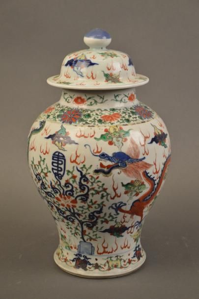 CHINE Potiche balustre couverte en porcelaine à décor d'émaux polychromes dit "WUCAI"...