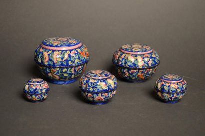 CHINE Cinq boîtes gigognes polylobées en métal cloisonné à décor de fleurs et fruits...