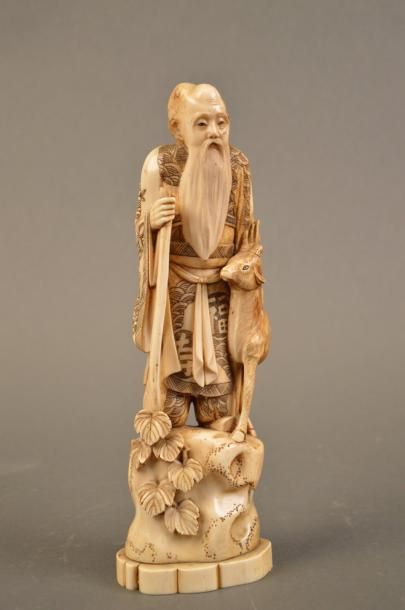 JAPON Okimono en ivoire sculpté représentant un personnage appuyé sur un baton avec...