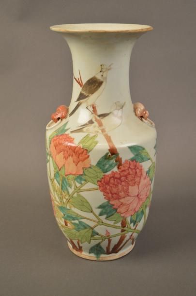 CHINE Vase balustre en porcelaine polychrome à décor d'oiseaux branchés sur des pivoiniers...