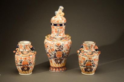 CHINE garniture comprenant un grand vase couvert de forme balustre et deux vases...