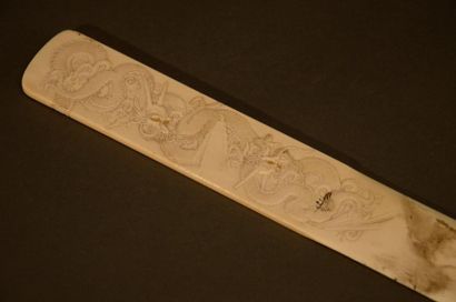 JAPON Grand coupe-papier en ivoire sculpté en léger relief de deux dragons à trois...