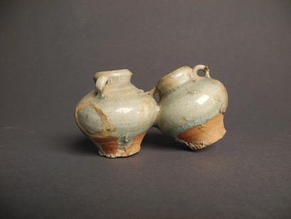 CHINE Vase double en terre émaillée de couleur céladon XVIème siècle H: 7 - L: 13...