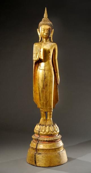 THAÏLANDE Important sujet en bois scultpé et doré représentant Buddha. Sur un piedestale....