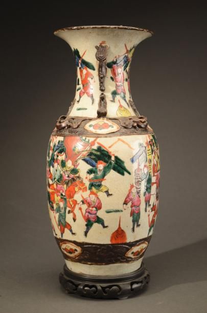 CHINE Vase balustre en grés émaillé de Nankin à décor de scènes de batailles XXème...