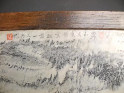 CHINE Ecran de lettrés en marbre blanc veiné noir Piètement sculpté en bois de fer...