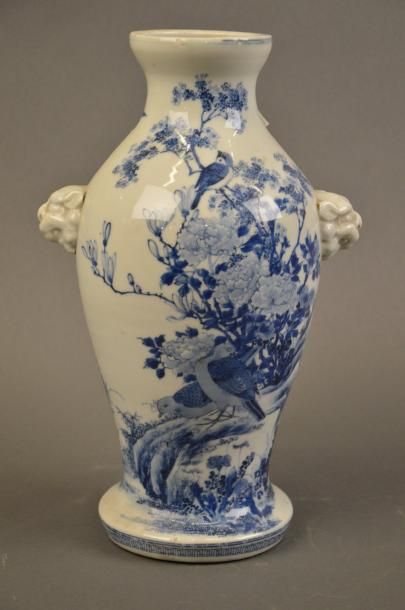 CHINE Vase balustre en porcelaine à décors bleu et blanc d'oiseaux branchés et de...