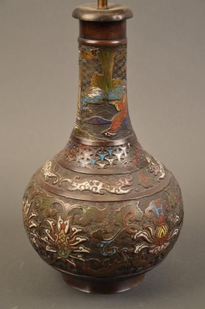 JAPON Vase à panse en bronze cloisonné à décor chinois Monté en lampe (non perçé)...