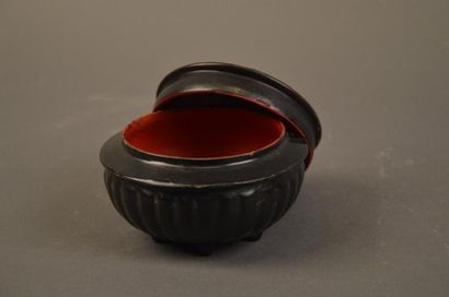 JAPON Boîte ronde en laque à décor godronné intérieur en laque rouge H: 10 cm