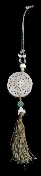 CHINE Pendentif en jade blanc sculpté de cinq chauve-souris ajourées entourant un...