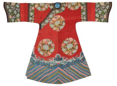 CHINE Robe de cour en soie tissée de fleurs dans des médaillons sur fond rouge. A...