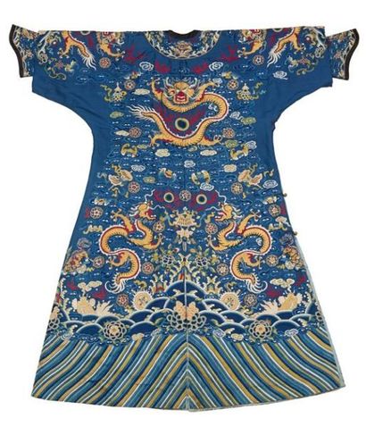 CHINE Robe de Cour en soie bleue finement tissée et brodée en relief, de fils dorés...