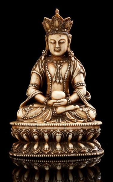 CHINE Divinité en ivoire sculpté représentant une divinité assise en position du...