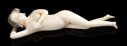 CHINE Femme médecine allongée en ivoire sculpté. Travail de la première moitié du...