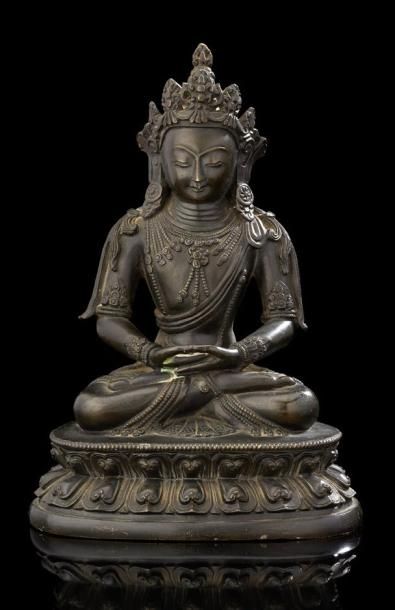 ART SINO-TIBETAIN Figurine représentant un Boddhisatva en bronze à patine brun noir....