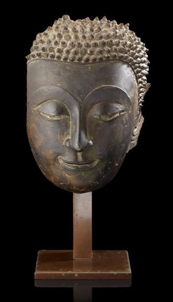 BIRMANIE Beau masque de Bouddha souriant en bronze à patine brune et verte. 16-17ème...