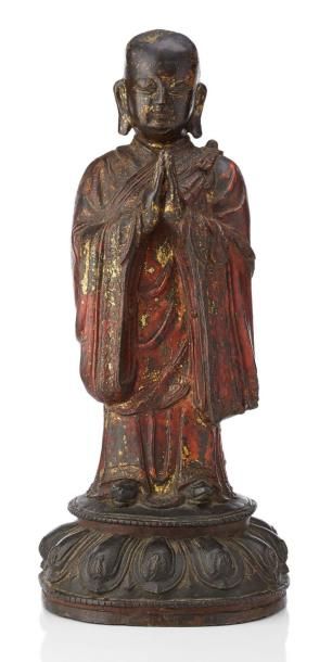 CHINE Moine bouddhique en bronze patiné, marque à six caractères figurant le nom...