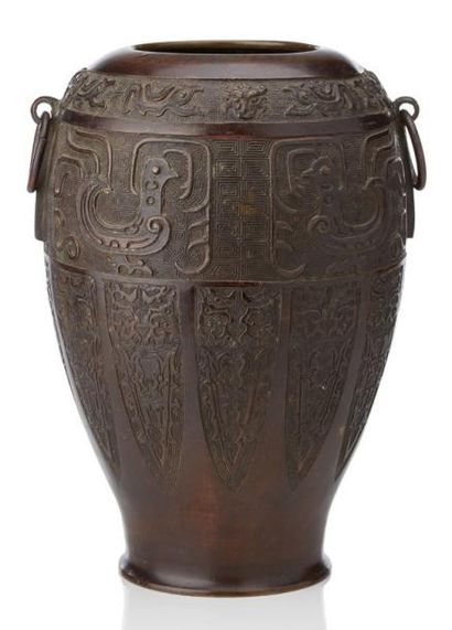 CHINE Vase ovoïde en bronze à patine brune décoré dans le style archaïque d'oiseaux,...