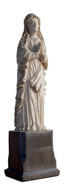 null Vierge en ivoire finement sculpté, elle est représentée les mains jointes, beau...