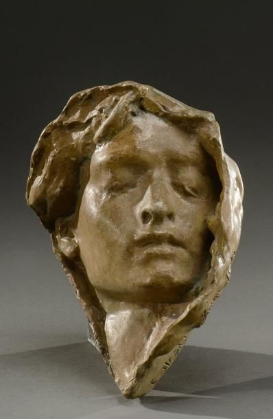 EMILE MULLER (1854-1945) Sculpture en grès émaillé gris figurant le visage d'une...