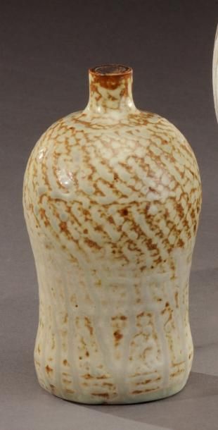 TRAVAIL FRANÇAIS 1900 Petit vase à panse renflée en grès émaillé marron nuancé beige...