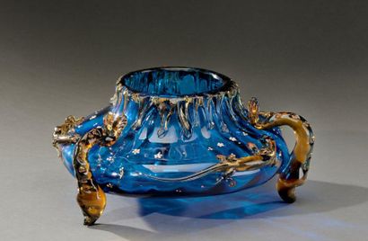 Auguste JEAN, attribué à Vase à panse renflée et col droit en verre teinté bleu présentant...
