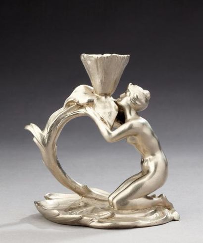 JULES JOUANT (actif 1882-1921) Bougeoir à main en bronze argenté figurant une jeune...