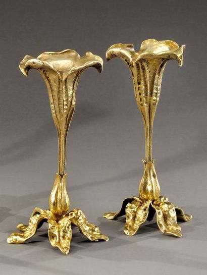 TRAVAIL FRANÇAIS Paire de bougeoirs en bronze doré à motif feuillagé. Un signé «Cagne«....