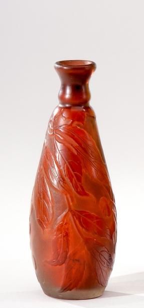ÉTABLISSEMENT GALLÉ Petit vase de forme ovoïde à col évasé en verre doublé à décor...