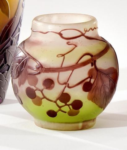 ÉTABLISSEMENT GALLÉ Petit vase à panse renflée et col droit en verre doublé à décor...