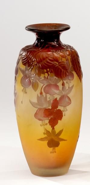 ÉTABLISSEMENTS GALLÉ Vase de forme ovoïde à col étranglé évasé en verre soufflé-moulé...