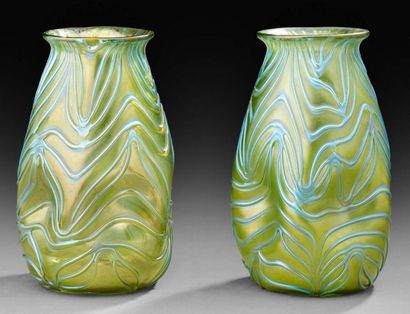 Johann LOETZ(1848-1933) Paire de vases ovoïdes cabossés en verre soufflé teinté vert...