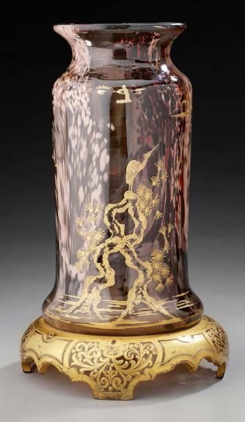 ERNEST LEVEILLE (1841-1913) Vase cylindrique à col étranglé évasé en verre ambré...