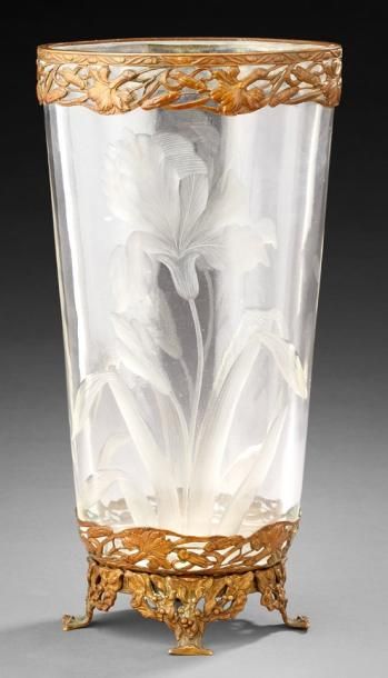 null Vase en cristal taillé à motif de fleur de lys. Motif répété sur la monture...