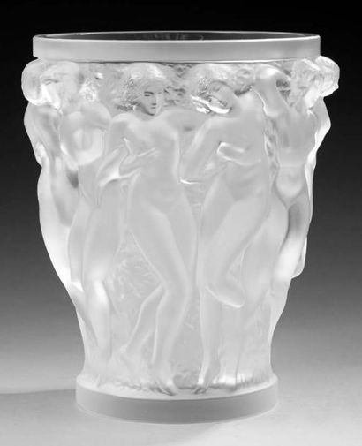 LALIQUE FRANCE Vase "Bacchantes" en verre moulé-pressé translucide et opaque à décor...
