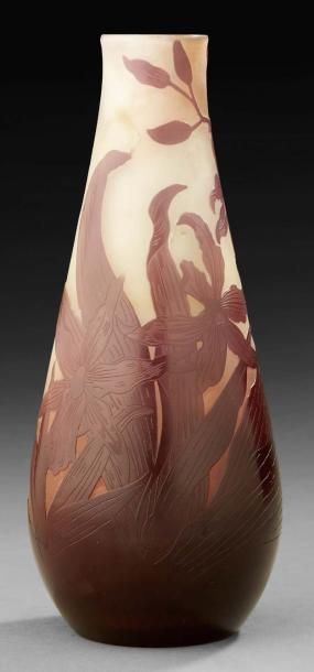 GALLE Vase ovoïde en verre doublé à décor dégagé à l'acide de motifs floraux bruns...