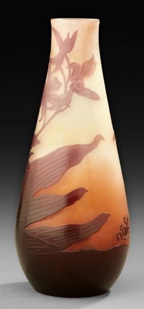 GALLE Vase ovoïde en verre doublé à décor dégagé à l'acide de motifs floraux bruns...