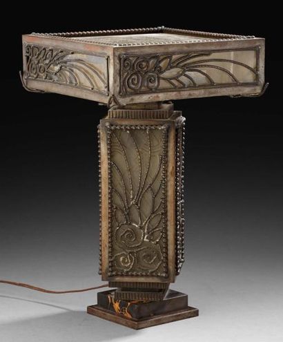 Edgar BRANDT (1880-1960) attribué à Lampe en fer forgé et verre degagé à l'acide,...