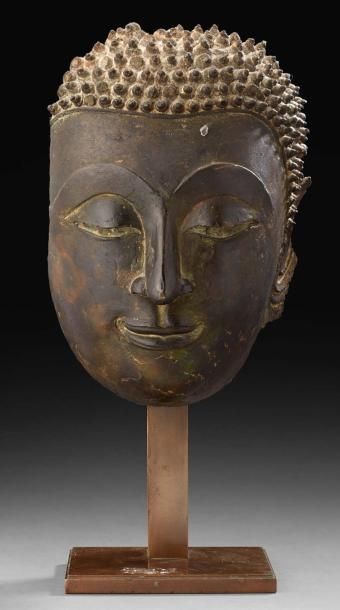 BIRMANIE Beau masque de Bouddha souriant en bronze à patine brune et verte. XVI-XVII...